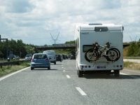 Foto: Autocamper på travl motorvej - Rådet for Sikker Trafik