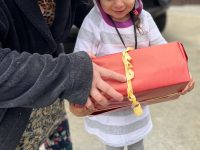 Tip til efterårsferieaktivitet med børnene: Ryd op og glæd fattige børn i Rumænien