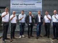 Hele entreprenørholdet skåler i vand fra Regnemark og glæder sig til det kommende samarbejde. Fra venstre: Esben Sejer Boëtius, HOFOR, Troels Lund, HOFOR, David Søndergaard, DI-Teknik, Jens Kristensen, Vand og Teknik, Bjarki Finnbogason, NCC, Søren Birch, HOFOR og Erling V. Fischer, HOFOR. Foto Mads Eneqvist 