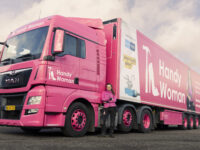 Pressefoto Handywoman & Truck