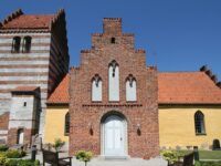 Ølsemagle Kirke ligger nordvest for Køge og er opført i den romanske periode, som dækker årene 1050-1275. Foto: Ib Rasmussen, 2008. 