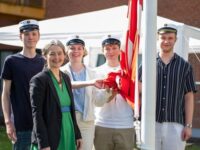 Traditionen tro får de første studenter lov til at hejse flaget ved HTX Køge (Foto: EUC Sjælland). 