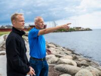 Thomas Berendt Klinggaard fra HOFOR (tv) og Allan Scheller fra foreningen Køge Bugt Stenrev på Mosede Havn, hvor HOFOR for nylig afleverede 100 tons sten til stenrev i Køge Bugt. Foto: Carsten Andersen